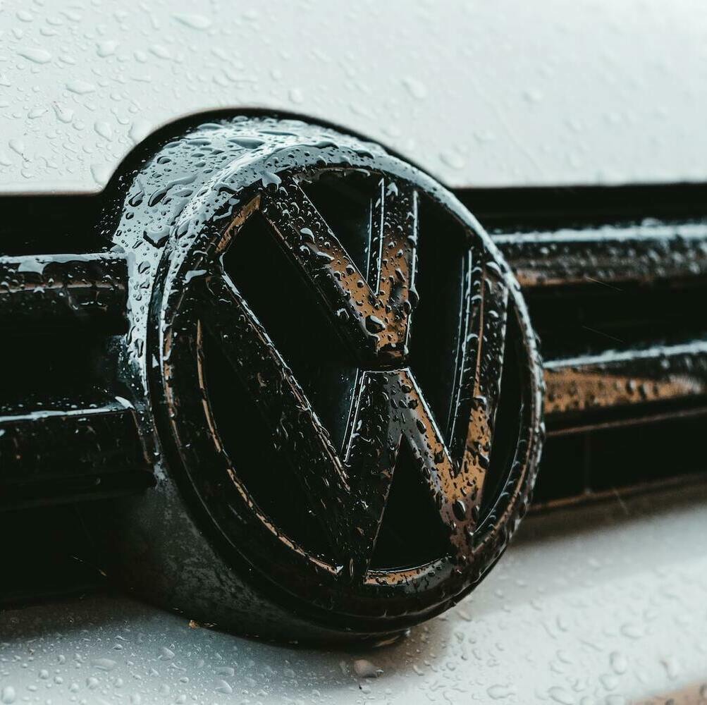 Значек Volkswagen в каплях воды